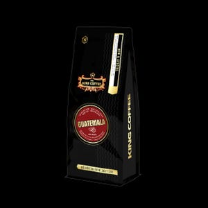 Könnte beinhalten: Eine schwarze Kaffeetüte mit dem goldenen King Coffee Logo und einem runden roten Etikett mit der Aufschrift Guatemala, 100% Arabica und Whole Bean Coffee. Die Verpackung hat ein Nettogewicht von 340 g und goldene Akzente.