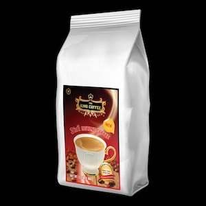Könnte beinhalten: Eine weiße Tüte mit TNI King Coffee 3-in-1 Instantkaffee. Das Etikett zeigt eine weiße Kaffeetasse, Kaffeebohnen und den Text "TNI KING COFFEE", "3in1 INSTANT COFFEE", "NEW" sowie "NET WT. 1 KG".