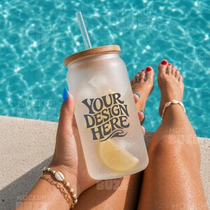 Libbey-glas mat 16 oz, zomer Libbey-mockup van matglas met deksel en rietje, mockup met ijsbeker