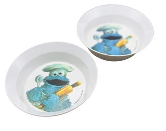 Conjunto de 2 tigelas vintage do Monstro das Bolachas dos Muppets, da National Home Products, em plástico branco.