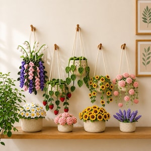 Puede incluir: Una colección de plantas colgantes y en maceta tejidas a ganchillo con varios diseños florales y frutales, incluyendo lirios de los valles blancos, glicinias rosas, fresas, enredaderas verdes, girasoles y flores de pompón rosas en cestas color crema.