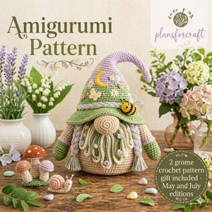 Op de afbeelding: Een amigurumi kabouter haakpatroon met een groene muts versierd met een gele maan, vlinder en bij, plus een beige lichaam en gevlochten baard. Inclusief een kleine slak en drie paddenstoelen. Tekst: Amigurumi Pattern, plansforcraft, 2 grome crochet pattern gift included - May and July editions.