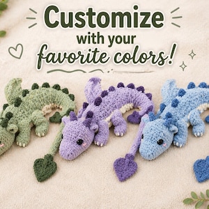 Può includere: Tre draghi di peluche all'uncinetto in verde, viola e blu, ognuno con una punta della coda a forma di cuore e occhi neri. Il testo sopra recita: Customize with your favorite colors! I peluche presentano filato testurizzato, corna e spine dorsali.