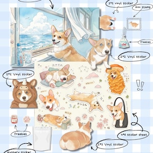 Może przedstawiać: Zestaw papierniczy zawierający pocztówkę 4x6 z corgi w pociągu, arkusz naklejek 4x6 z ilustracjami corgi, pojedyncze naklejki winylowe, mini pieczątkę oraz gratisy, w tym małą torebkę, słoiczek dżemu i naklejkę z odciskiem łapy.