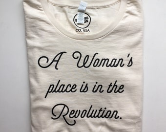 Eine Frau ist In der Revolution - feministische - Revolution - Gleichheit - feministische Shirt - Bio T-Shirt - Frauen März