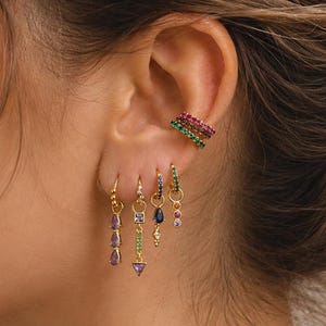Boho Gold Huggie Creolen, bunte CZ Charm Ohrringe, zierlicher Statement Schmuck, trendiges Geschenk für sie, minimalistische Ear Candy