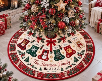 Könnte beinhalten: Ein runder, gesteppter Weihnachtsbaumteppich in Creme, Rot und Grün mit sechs hängenden Strümpfen, die die Namen Olivia, James, Ava, Ethan, Mila und Benjamin tragen. Der Text lautet The Harrison Family und EST. 2026 mit einer Schlittensilhouette.