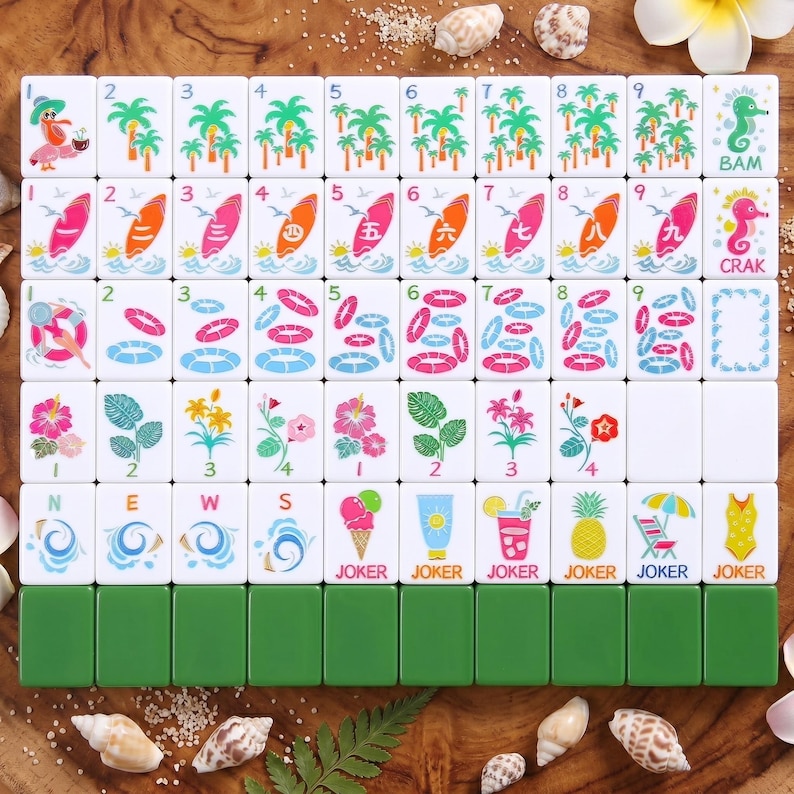 K&ouml;nnte beinhalten: Ein komplettes Mahjongg-Set mit tropischem Thema. Die Spielsteine zeigen Palmen, Surfbretter und florale Designs. Das Set enth&auml;lt gr&uuml;ne Spielsteinhalter und Spielsteine mit dem Wort "Joker".