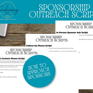 Könnte beinhalten: Das Bild zeigt einen türkisfarbenen Hintergrund mit dem Text "SPONSORSHIP OUTREACH SCRIPTS". Es werden Skripte zur Kontaktaufnahme mit Sponsoren angezeigt, darunter Telefon- und persönliche Skripte. Ein Notizbuch und ein Stift sind ebenfalls zu sehen.