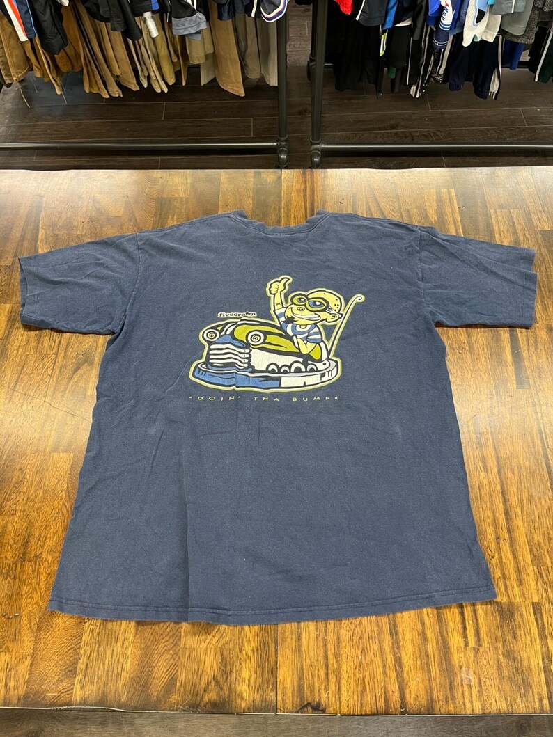 Camiseta vintage Five Crown Easy Livin Graphic XL Azul Doin Tha Bump Bumper Car Y2K imagen 4