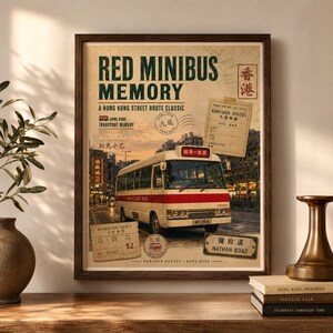 Op de afbeelding: Een ingelijste poster getiteld Red Minibus Memory met een vintage straatbeeld uit Hongkong met een rood-witte minibus. Het ontwerp bevat een busticket, een routebord en Chinese karakters op een achtergrond van verouderd papier.