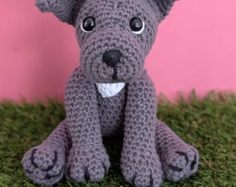 Patrón de mini Staffy a crochet