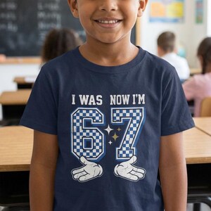T-shirt garçon « J'avais 6 ans, maintenant j'en ai 7 » | T-shirt à carreaux pour garçon de 7 ans | Motif mains de dessin animé | Cadeau d'anniversaire | Bleu marine