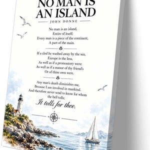 Puede incluir: Una impresión de arte mural rectangular que presenta el poema No Man Is An Island de John Donne en texto negro sobre fondo blanco. El diseño incluye un faro en un acantilado rocoso, un velero en el agua, gaviotas y un gráfico de rosa de los vientos.