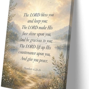 Puede incluir: Un cuadro rectangular en lienzo con un paisaje de un lago, montañas y un cielo soleado. El texto dice: The LORD bless you and keep you; The LORD make His face shine upon you, And be gracious to you; The LORD lift up His countenance upon you, And give you peace. Numbers 6:24-26.