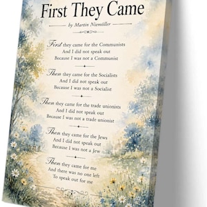 Könnte beinhalten: Ein rechteckiger Leinwanddruck mit dem Gedicht First They Came von Martin Niemöller in schwarzer Serifenschrift. Der Hintergrund zeigt eine sanfte Aquarellillustration eines Weges durch ein Feld mit blauen und gelben Blumen und Bäumen.