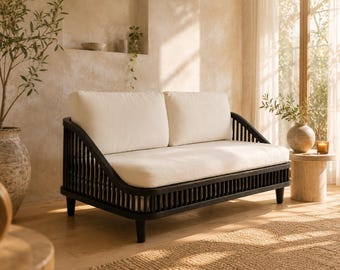 Handgefertigtes Sofa | Japandi Zweiersofa mit Ivory Kissen | Luxus Tropische Wohnzimmer Möbel