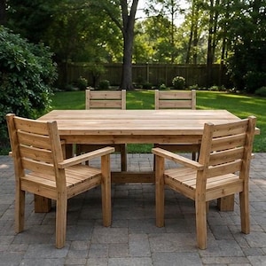 Op de afbeelding: Een rechthoekige houten eettafel met een lattenoppervlak en vier bijpassende stoelen met horizontale ruglatten en armleuningen. De meubelset is gemaakt van lichtbruin hout met een zichtbare nerf en stevige blokpoten.