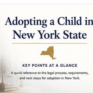 Könnte beinhalten: Ein Dokument mit dem Titel Adopting a Child in New York State, einer goldenen Karte von New York, dem Text KEY POINTS AT A GLANCE und einer Beschreibung des rechtlichen Prozesses. Eine metallene Waage steht auf Büchern links vom Text.