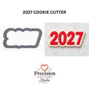 Może przedstawiać: Szara plastikowa foremka do ciastek w kształcie liczby 2027, wraz z gotowym ciastkiem z czerwonym lukrem w kształcie cyfr 2027 na białym tle. Widoczny jest napis 2027 COOKIE CUTTER oraz logo Precision Cutters Studio.