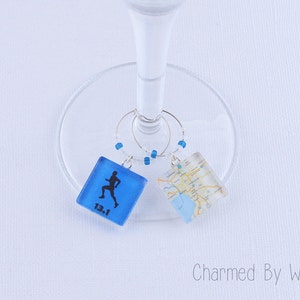 Runner en Kaart Wijn Charms - (Set van 2) : Runner Gifts, Running, aangepaste kaart, marathon