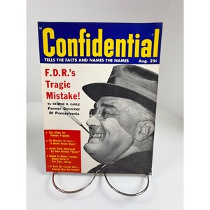 Könnte beinhalten: Eine alte Ausgabe des Confidential-Magazins vom August, Preis 25 Cent. Das Cover zeigt ein schwarz-weißes Porträt eines Mannes mit Fedora und Brille mit Zigarettenspitze sowie fettgedruckten gelben und roten Text, darunter F.D.R.'s Tragic Mistake.