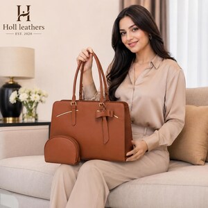 Könnte beinhalten: Eine hellbraune Ledertasche mit zwei langen Schulterriemen, einer dekorativen Schleife auf der Vorderseite und einer passenden halbkreisförmigen Tasche an der Seite. Die Tasche hat goldfarbene Beschläge und eine strukturierte, rechteckige Form.