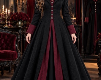 Puede incluir: Un vestido abrigo con capucha hasta el suelo que presenta una capa exterior negra texturizada con un panel interior y puños de color burdeos intenso. La prenda incluye una capucha puntiaguda, una hilera de botones plateados en la parte delantera y mangas largas. El texto HolLeathers es visible en la esquina superior derecha.