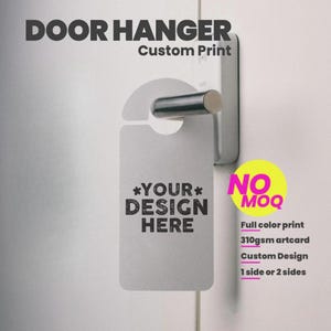 Op de afbeelding: Een witte deurhanger met een ronde uitsparing hangend aan een zilveren deurklink. De tekst luidt DOOR HANGER Custom Print en *YOUR* DESIGN HERE. Een gele cirkel bevat de tekst NO MOQ, gevolgd door Full color print, 310gsm artcard, Custom Design, 1 side or 2 sides.