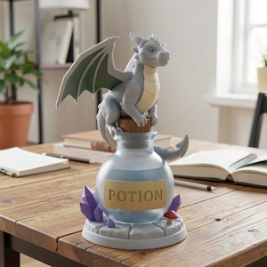 以下が含まれることがあります： ファンタジーをテーマにした装飾的なボトルストッパー。灰色のドラゴンが青いポーションボトルに止まっています。ボトルにはコルク栓があり、「POTION」の文字がラベルに印刷されています。ベースには紫色の結晶と赤いキノコが含まれています。