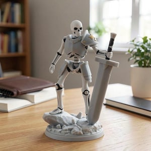 Puede incluir: Figura de esqueleto gris y blanco, vestida con armadura y sosteniendo una gran espada. La figura est&aacute; sobre una base rocosa. El esqueleto tiene una cabeza de calavera y est&aacute; en posici&oacute;n de combate. Es un objeto decorativo.
