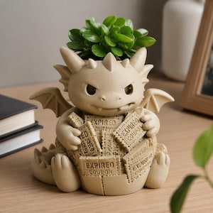 Peut inclure: Un pot de fleurs en forme de dragon beige à la surface texturée, doté de petites ailes, de cornes et d'une queue pointue. Le dragon tient plusieurs tuiles rectangulaires, chacune gravée du texte EXPIRED COUPON, et contient une petite plante verte.