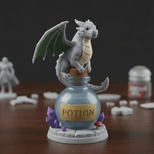 以下が含まれることがあります： 「POTION」の文字が書かれた青いポーションボトルに、灰色のドラゴンの置物が乗っています。 ドラゴンは緑色の裏地のある翼を持ち、紫色の結晶と赤いキノコが付いたベースの上に立っています。