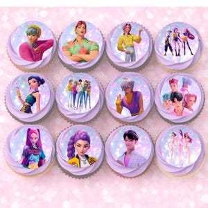 Könnte beinhalten: Ein Dutzend Cupcakes mit essbaren Bildern von stilisierten Personen. Jeder Cupcake hat eine hellviolette Zuckerguss-Wirbel und einen holografischen Hintergrund. Die Bilder zeigen Personen in verschiedenen Posen und Outfits, mit leuchtenden Farben und modernen Designs.