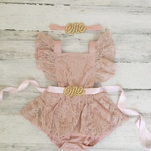 Macacão boho para aniversário de 1 ano - Macacão boho de renda marfim com faixa e tiara - Macacão de renda para bebê menina - Marfim - Roupa para ensaio fotográfico de aniversário com bolo - Roupa para bebê menina