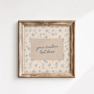 Individueller Kunstdruck mit Spruch – Weißes Vintage-Wandbild mit floralem Toile-de-Jouy-Muster | Personalisierte Schriftart