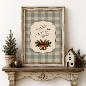 Può includere: Una stampa artistica da parete incorniciata con uno sfondo a quadri buffalo verde salvia e bianco e un'etichetta centrale color crema. Il testo Merry & Bright è stampato sopra un'illustrazione di rami di pino, bacche rosse e due campanelle dorate.