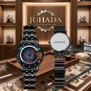 Op de afbeelding: Een zwart metalen polshorloge met een ronde wijzerplaat in blauw, rode wijzers en een tachymeter-stijl ring. Het horloge heeft een bijpassende zwarte schakelarmband. Een tweede aanzicht toont de witte achterkant met de tekst CUSTOM TEXT.