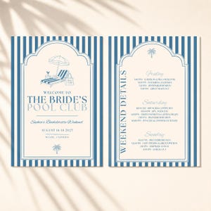 Pu&ograve; includere: Due cartoncini rettangolari con strisce verticali blu e bianche e un centro color crema. Il cartoncino a sinistra riporta Welcome to The Bride's Pool Club, Sophia's Bachelorette Weekend, August 16-18 2027, Miami, Florida. Quello a destra elenca Weekend Details.