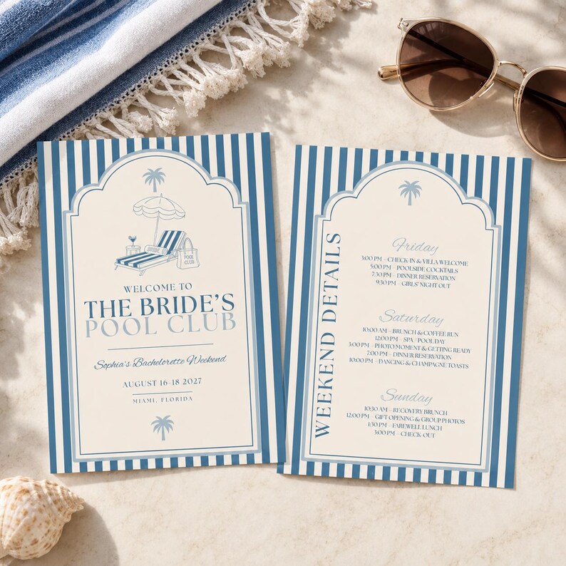 Pu&ograve; includere: Due cartoncini rettangolari a righe verticali blu e bianche con un pannello centrale color crema. Il cartoncino a sinistra riporta Welcome to The Bride's Pool Club, Sophia's Bachelorette Weekend, August 16-18 2027, Miami, Florida. Quello a destra elenca Weekend Details.