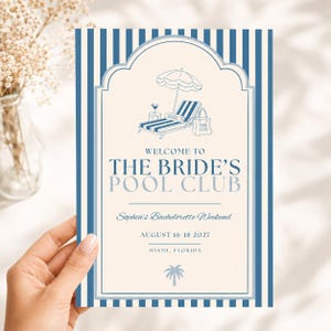 Pu&ograve; includere: Un biglietto d'invito rettangolare con strisce verticali blu e bianche e un design ad arco centrale. Il testo recita: WELCOME TO THE BRIDE'S POOL CLUB, Sophia's Bachelorette Weekend, AUGUST 16-18 2027, MIAMI, FLORIDA, con un'icona di palma.