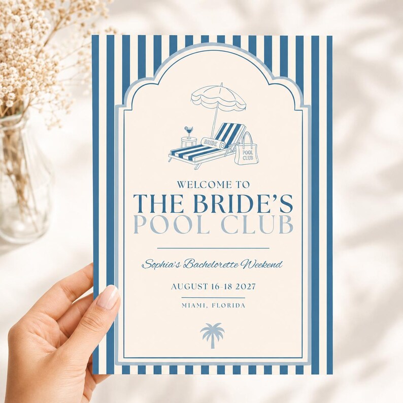 Pu&ograve; includere: Un biglietto d'invito rettangolare con strisce verticali blu e bianche e un design ad arco centrale. Il testo recita: WELCOME TO THE BRIDE'S POOL CLUB, Sophia's Bachelorette Weekend, AUGUST 16-18 2027, MIAMI, FLORIDA, con un'icona di palma.