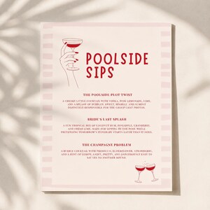 Puede incluir: Una tarjeta de men&uacute; rectangular con el t&iacute;tulo POOLSIDE SIPS en texto rojo, que presenta un dibujo lineal de una mano sosteniendo una copa de c&oacute;ctel. El men&uacute; enumera tres bebidas: The Poolside Plot Twist, Bride's Last Splash y The Champagne Problem.