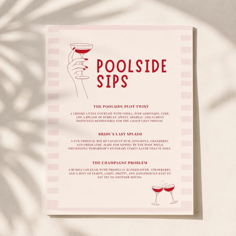 Puede incluir: Una tarjeta de men&uacute; rectangular con el t&iacute;tulo POOLSIDE SIPS en texto rojo, que presenta un dibujo lineal de una mano sosteniendo una copa de c&oacute;ctel. El men&uacute; enumera tres bebidas: The Poolside Plot Twist, Bride's Last Splash y The Champagne Problem.