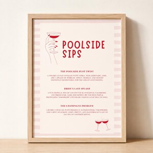 Puede incluir: Una l&aacute;mina enmarcada con el texto POOLSIDE SIPS en rojo, junto a un dibujo lineal de una mano sosteniendo una copa de c&oacute;ctel. Debajo aparecen tres recetas de c&oacute;cteles tituladas THE POOLSIDE PLOT TWIST, BRIDE'S LAST SPLASH y THE CHAMPAGNE PROBLEM.