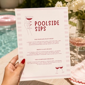 Puede incluir: Una tarjeta de men&uacute; rectangular blanca con un borde de rayas rosas que presenta el texto POOLSIDE SIPS en rojo. Enumera tres descripciones de c&oacute;cteles: THE POOLSIDE PLOT TWIST, BRIDE'S LAST SPLASH y THE CHAMPAGNE PROBLEM, con dibujos lineales rojos de copas de c&oacute;ctel.