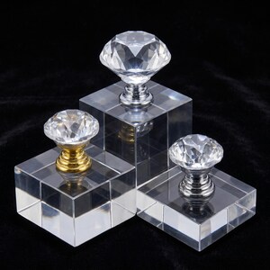Pomelli per mobili con diamanti di cristallo, maniglie per cassetti in vetro, eleganti accessori per mobili.