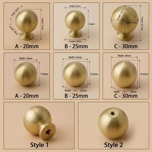 Puede incluir: Una colecci&oacute;n de pomos esf&eacute;ricos para armarios en tono dorado mostrados en tres tama&ntilde;os: 20 mm, 25 mm y 30 mm. La imagen muestra diagramas t&eacute;cnicos con medidas de ancho, largo y alto, junto a dos estilos de base distintos para los pomos.
