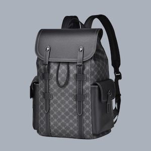Puede incluir: Una mochila negra con una solapa texturizada y dos correas verticales con hebillas metálicas. El cuerpo principal muestra un patrón repetitivo de diamantes grises. Incluye dos bolsillos laterales con solapa y correas ajustables para los hombros.