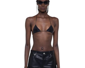 Conjunto de biquíni preto de couro com top micro triangular e shorts bermuda.